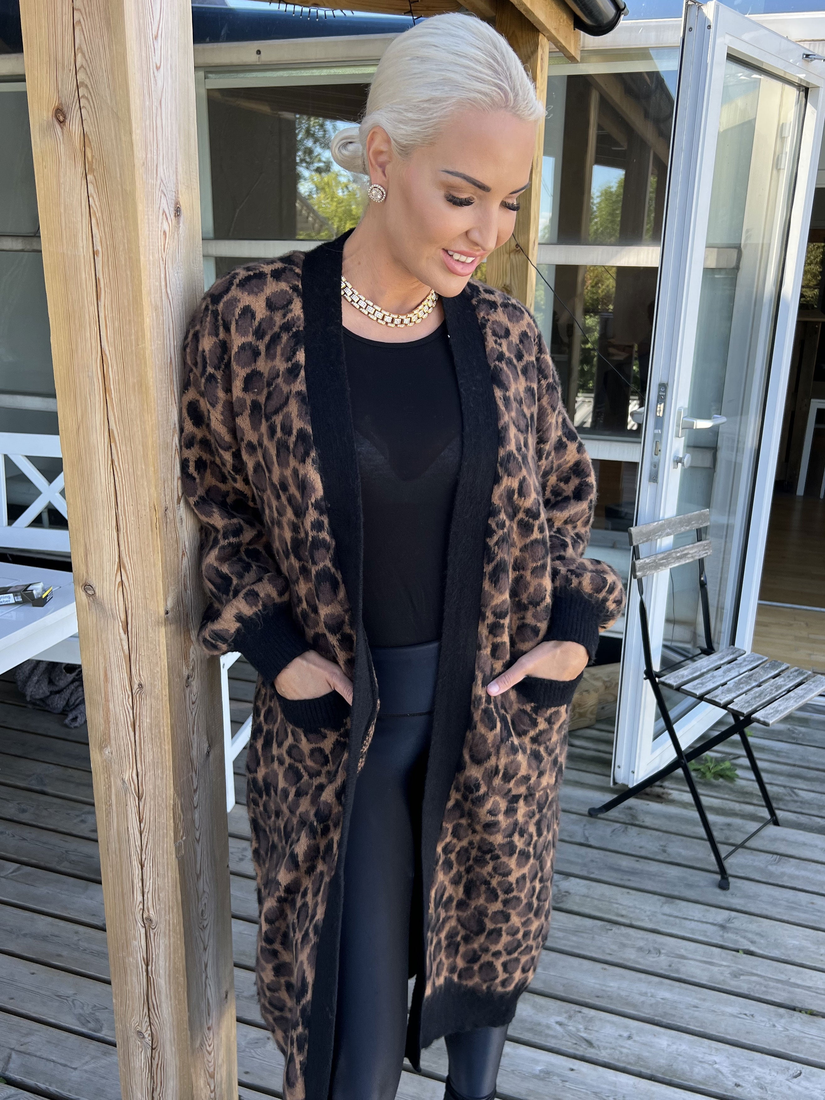 Violetta - Camelfarvet strikcardigan i leopardprint